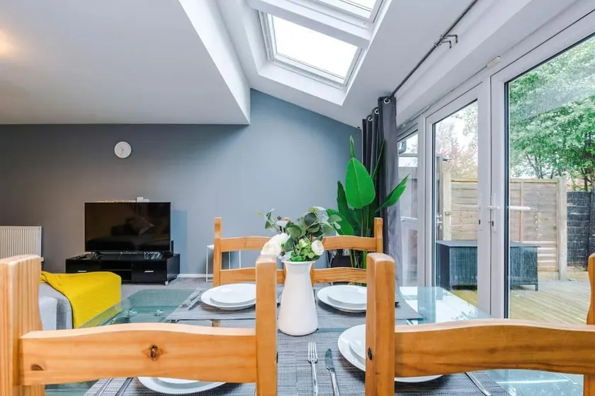 Blue Haven 3BR Home • City Access & Free Parking - Image 1