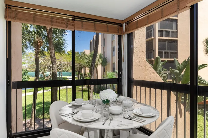 2-bedroom modern apt w/ king bed & pool, 10 min. - Image 1
