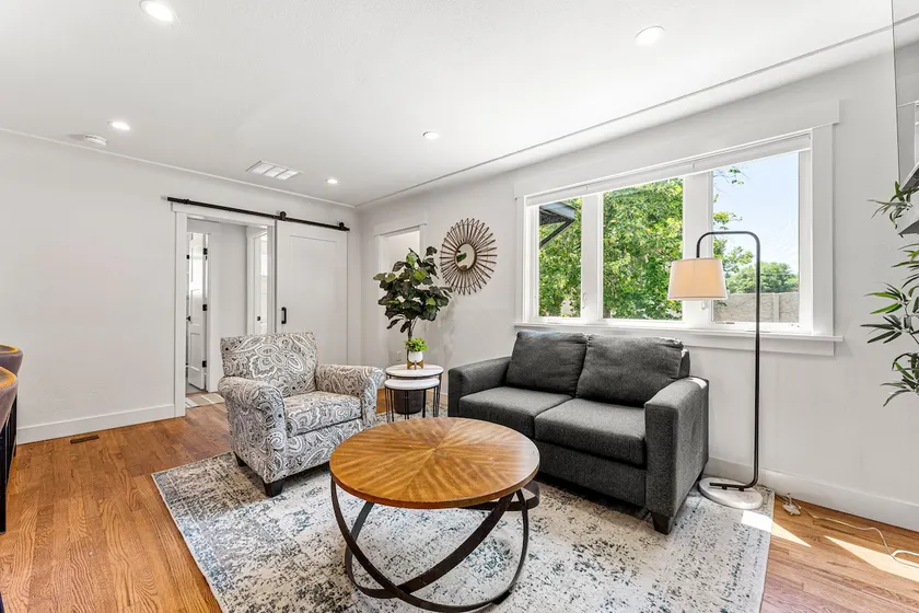 Ideally Located 2 Bedroom Unit - Image 1