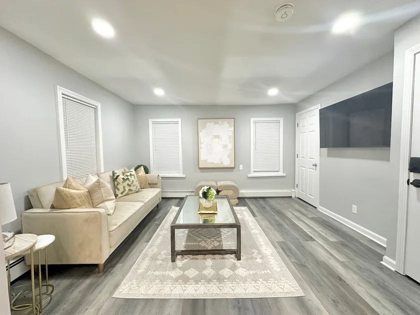 NEW Chic 4bedroom *Free parking*Laundry*Fast Wifi - Image 1