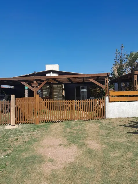 Gabon Cabin - Image 1