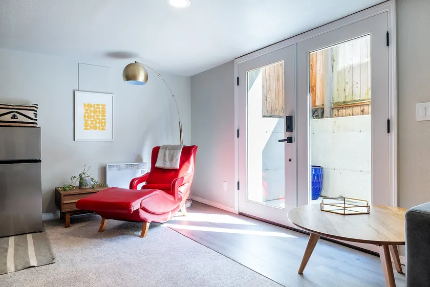 2 BDR Modern & Cozy Garden Bungalow in Ballard - Image 1