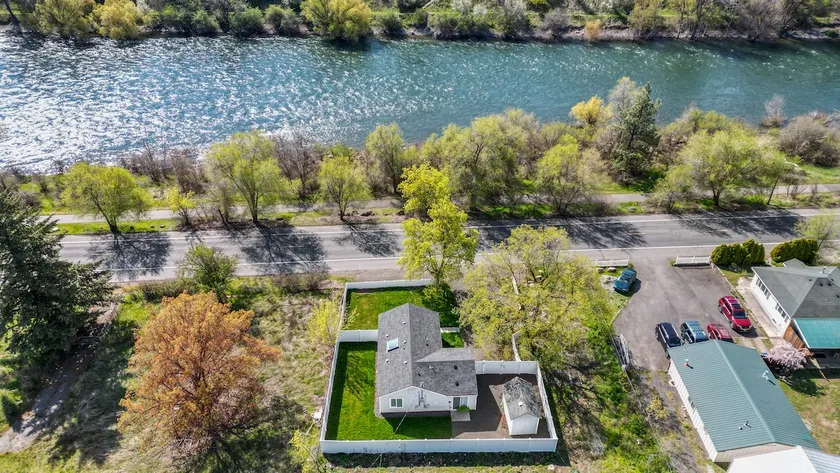2Bed 2Bath Riverside Retreat - Image 1