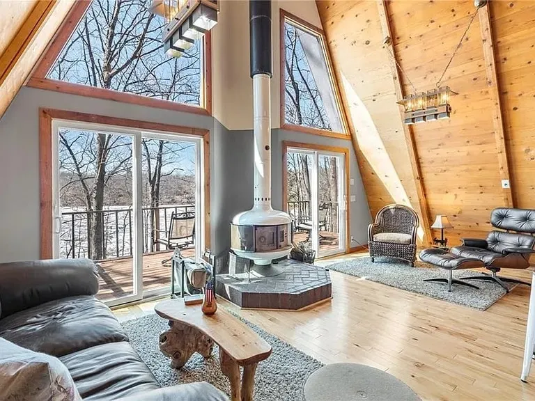 Snowfall Escapes - Lakefront Cabin w/ Loft & Bar - Image 1