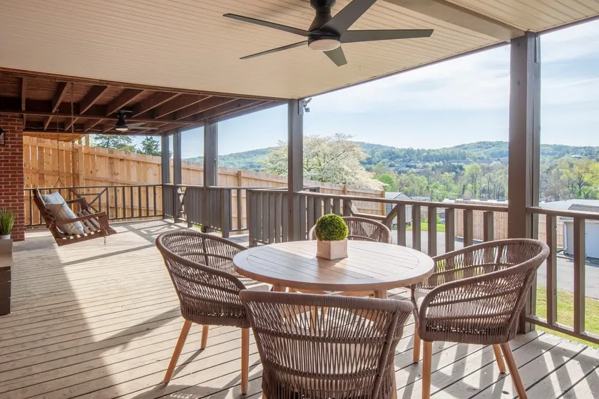 Comfy Mountain Views in C'ville - Image 1