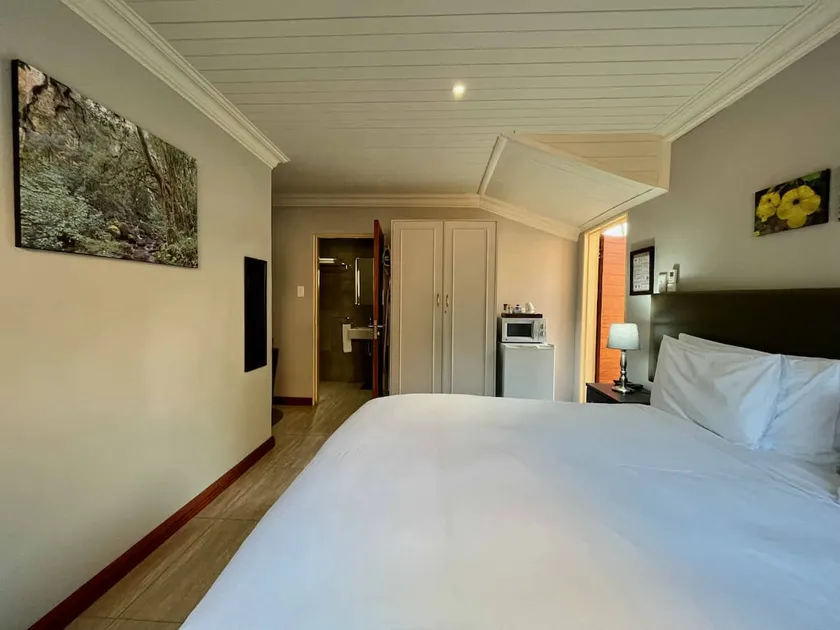 Standard room w/ king bed near White River CBD - Image 1