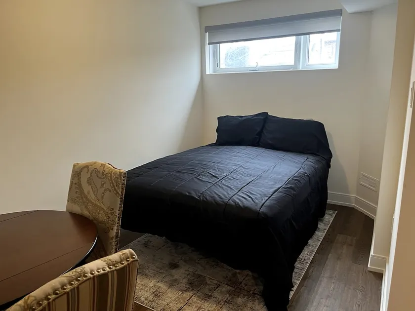 Modern lower-level suite - Image 1