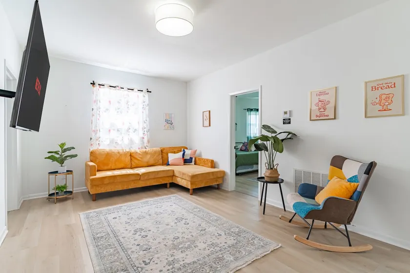 Generous Apartment with 3 Bedrooms! - Image 1