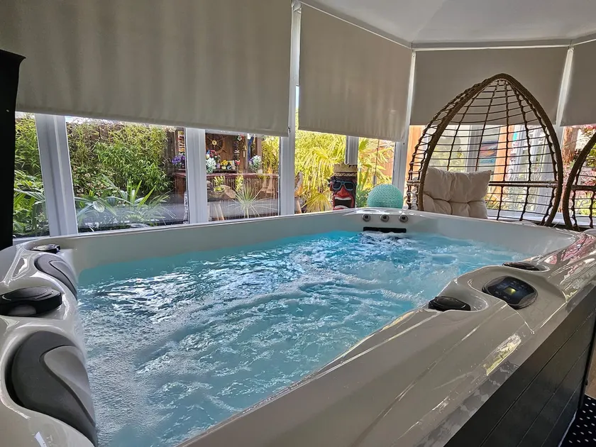 Braveheart Haven: 4BD Retreat with Hot Tub - Image 1