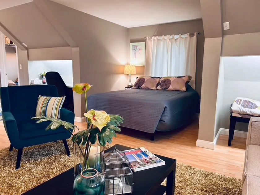Serene Lakeside Studio Retreat – Luna Pier - Image 1