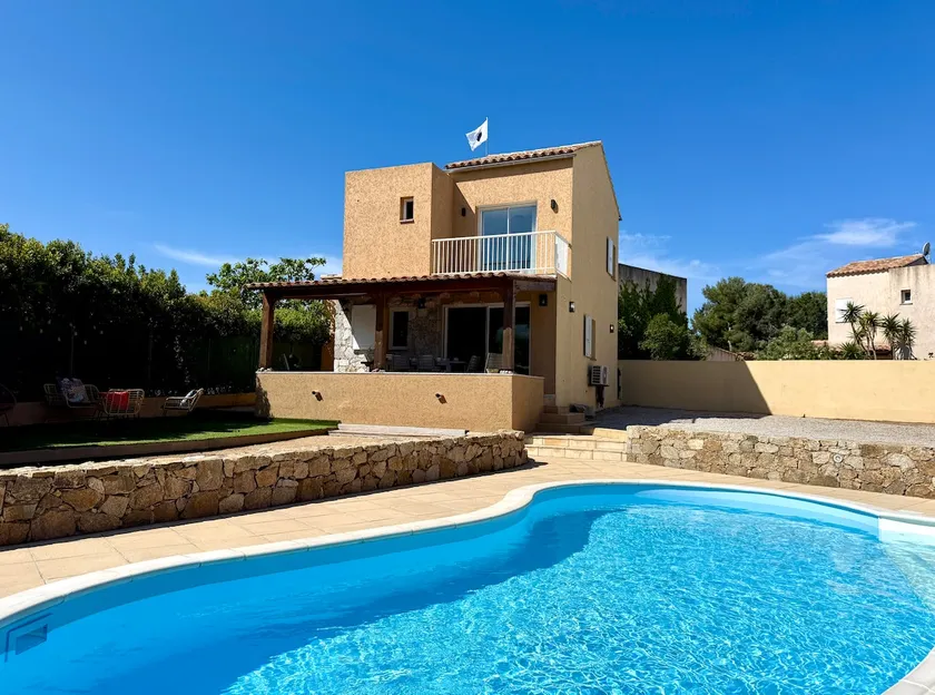 Beachfront villa with pool - Image 1