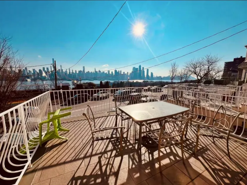 Waterfront 4BR apt - 15Min to MetLife and TIMES SQ - Image 1