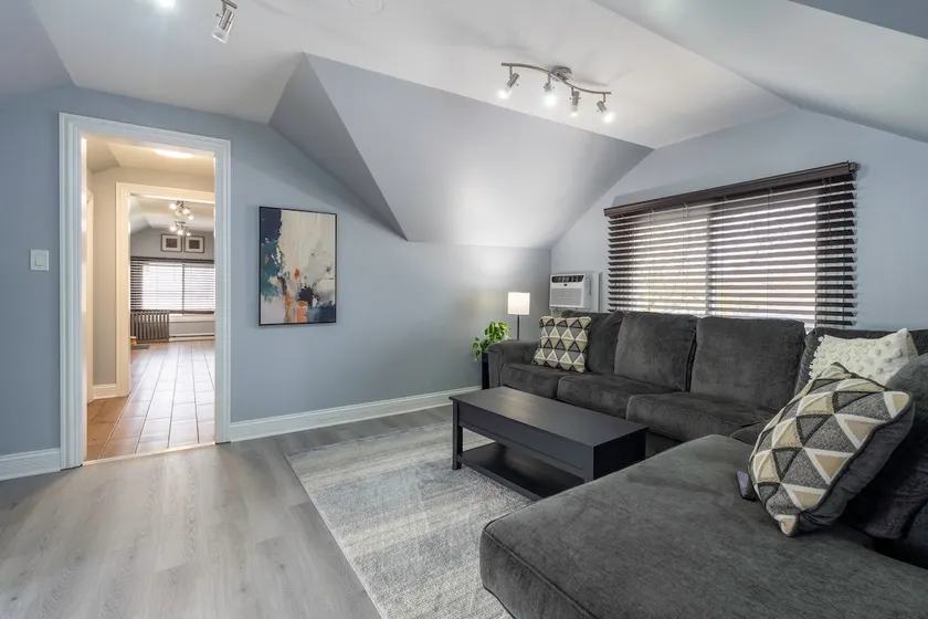 Charming 1BR + Sofa Bed Lombard Apt with Parking - Image 1