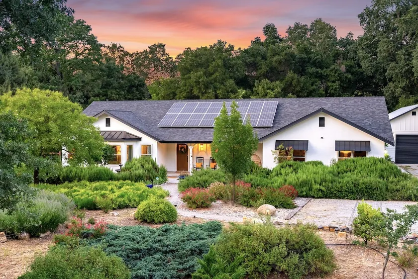 Luxury Retreat, Hot Tub, Plunge Pool, King bds, EV - Image 1