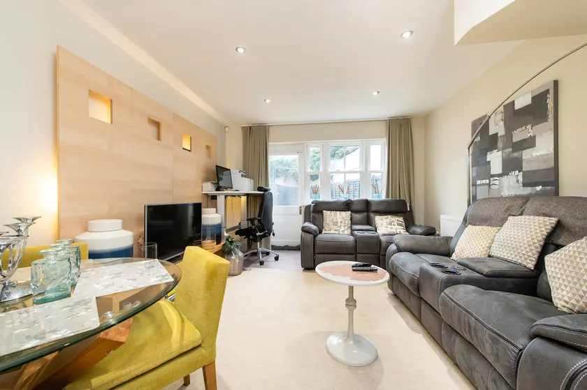 4 Bed Executive townhouse w/ car park - Image 1