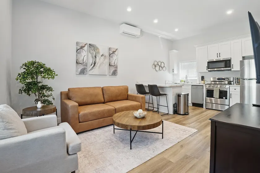 Charming 1BR Suite Near Shops & Dining - Image 1
