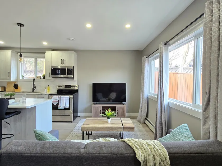 Spacious 2BR King Suite| Pet Friendly|Free Parking - Image 1