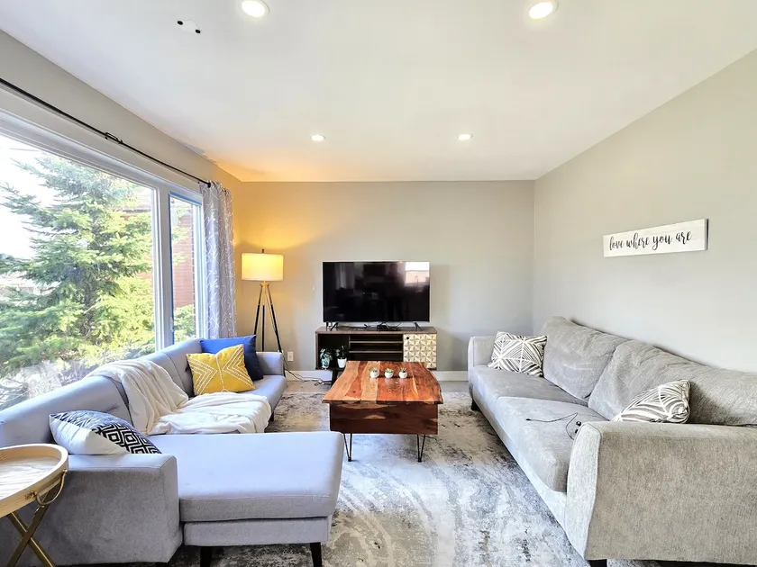 Cozy 5BR Haven w/ Free Parking & Full Kitchen - Image 1