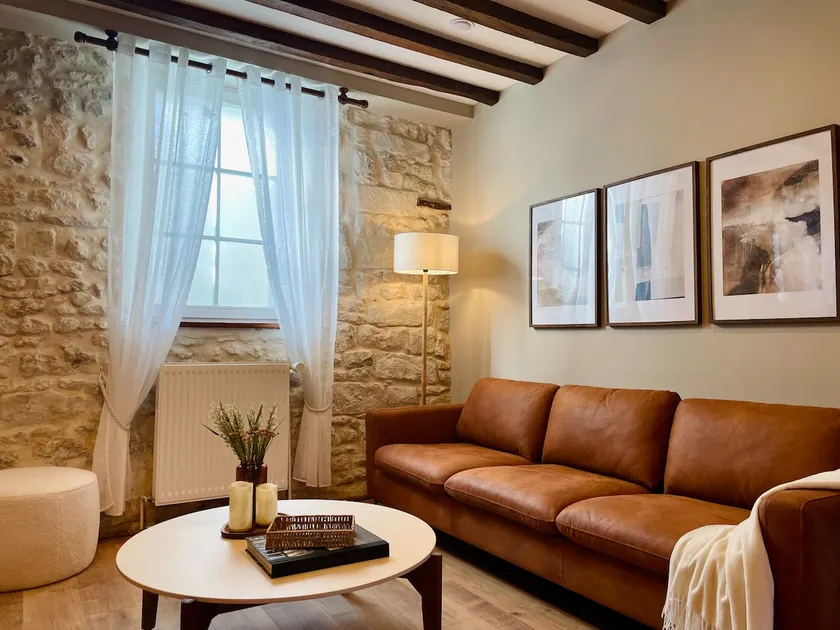 Fontainebleau Well Cottage - Image 1