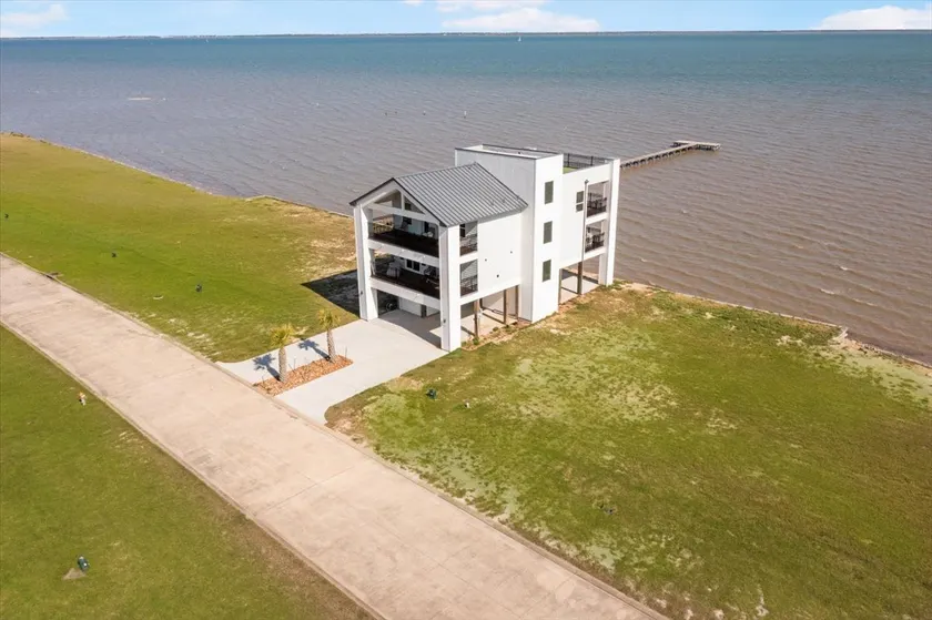 Oasis on the Bay - Image 1