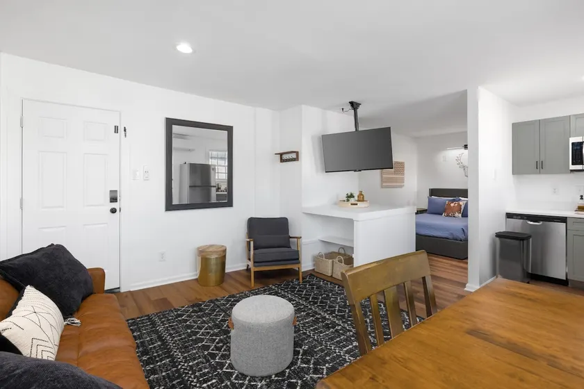 New Comfy Studio Near Shops & Eats 6 - Image 1