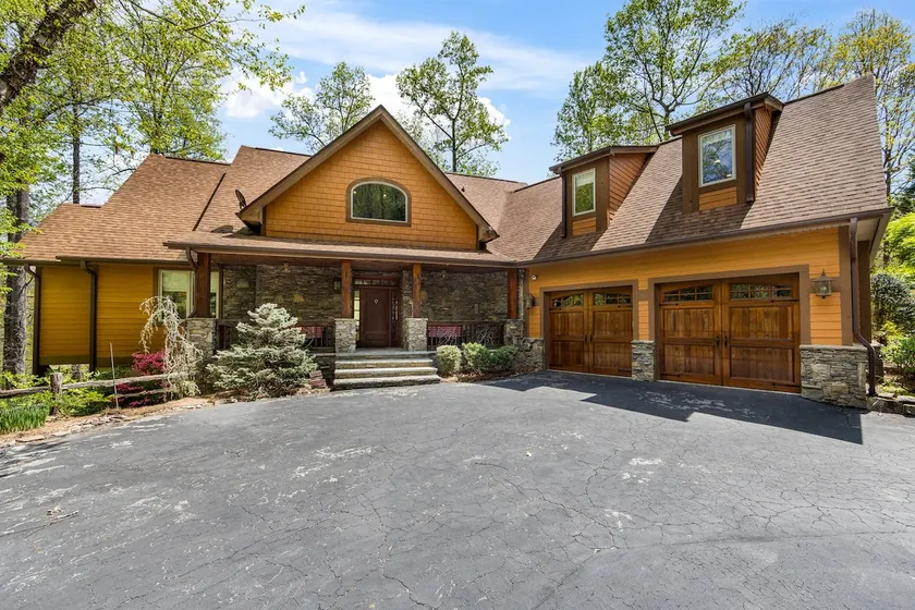 Luxury 5-Bedroom Mountain House - Image 1