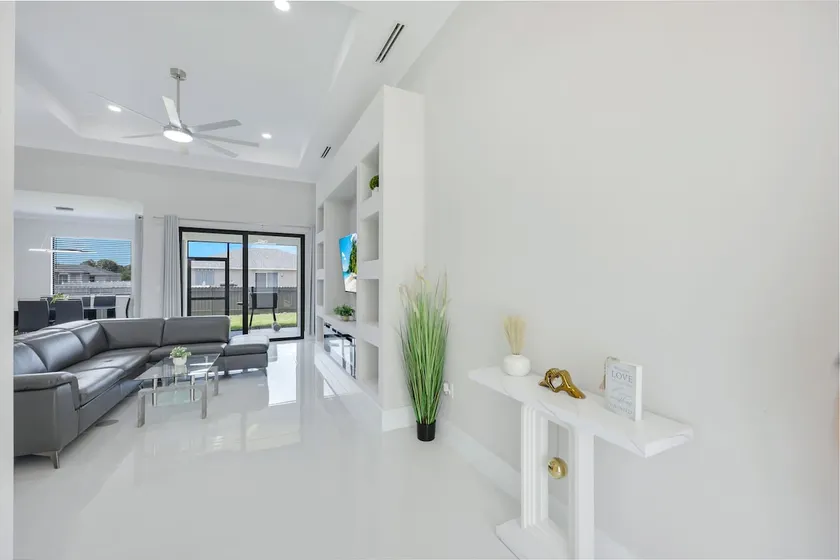 Modern Luxury in Lehigh Acres - Image 1