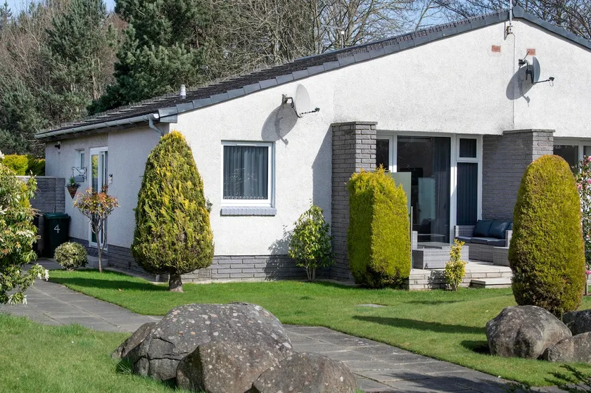Beautiful attractive house free parking near Airport - Image 1