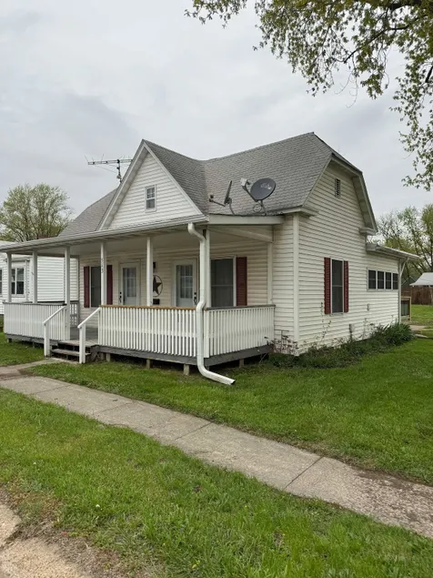 Cozy White Bungalow - Image 1