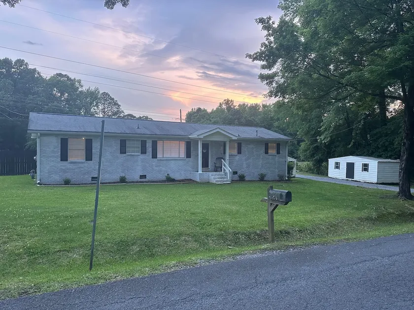 Charming 3 Bed, 2 bath home - Image 1
