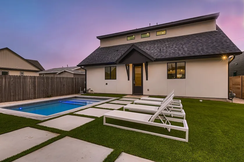 Stunning home - walk to square & heated pool - Image 1