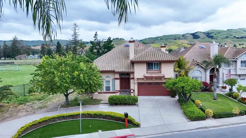 Large Modern Home in Evergreen - Image 1