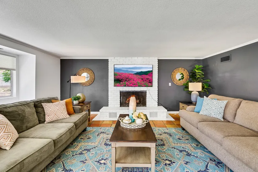 Cozy Spacious 4/2 Home Nice Backyard Santa Clarita - Image 1