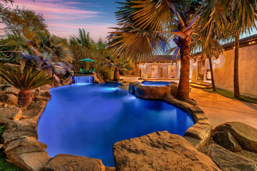 Luxury Tropical Oasis 8 BR-Pool Spa & Waterfalls! - Image 1