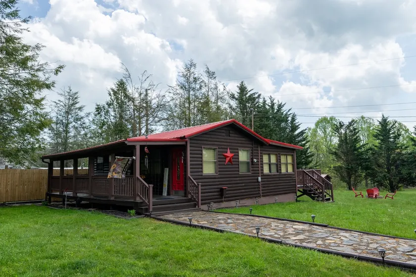 The Red Door Cabin - Image 1