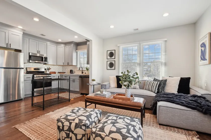 Modern 1BR Walk to Train – Easy NYC Access - Image 1