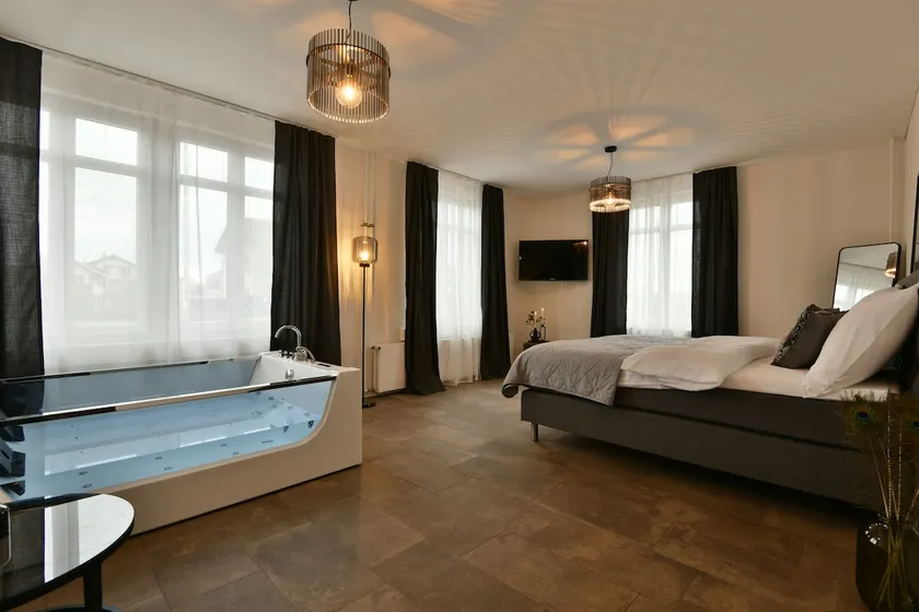 Private spa suite with hot tub & sauna - Image 1