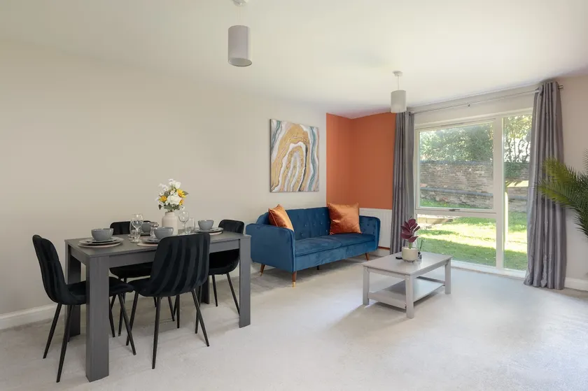 Perfect for Silverstone - Stylish 2BR - Free Parking - Image 1