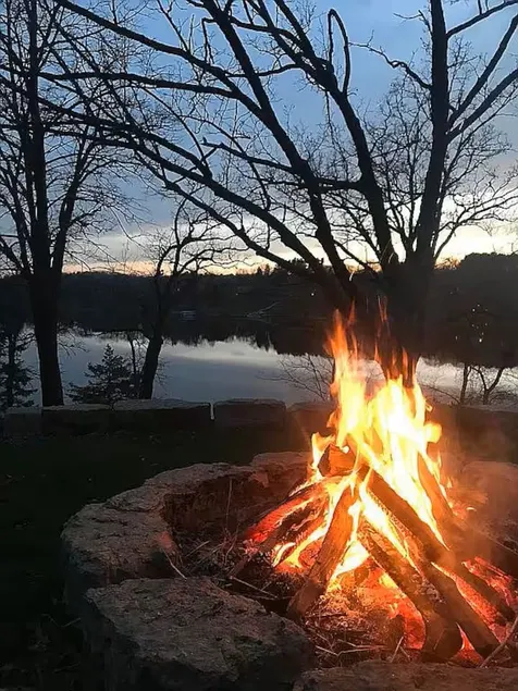 Lakefront cabin in the woods. - Image 1