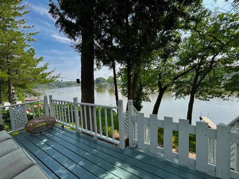 Quiet Waterfront 2 BR w/Dock & Beautiful Deck - Image 1