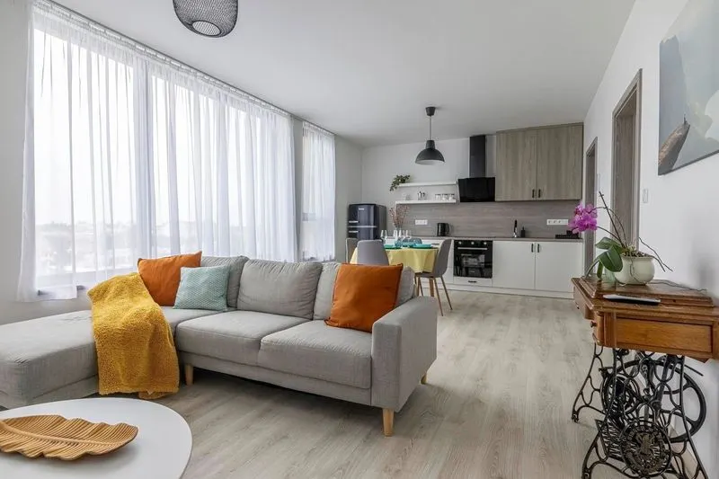 Singer Apartman - Image 1