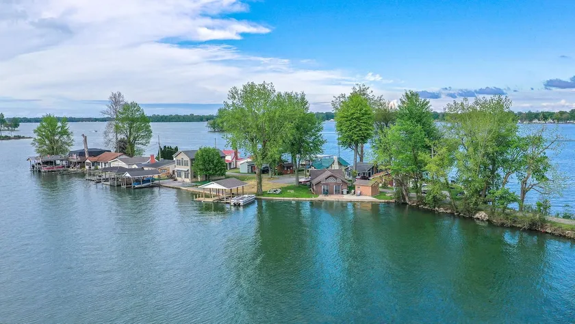 Modern Island Bungalow-Lake View - Image 1