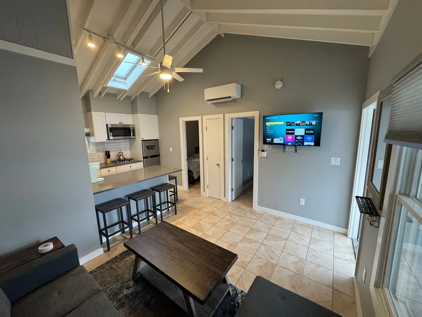 Newly Renovated Beach Bungalow w/Parking - Image 1