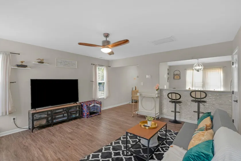 Pet friendly family home near Uptown&WWC | no fees - Image 1