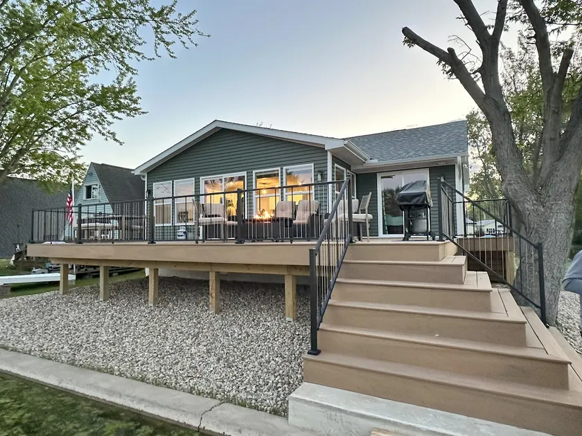 Lakeside, Kayaks, Large Deck, Endless Water Views - Image 1