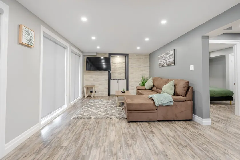 NewlyReno'd/PrivateWalkoutBasementSuite/FullKitch - Image 1