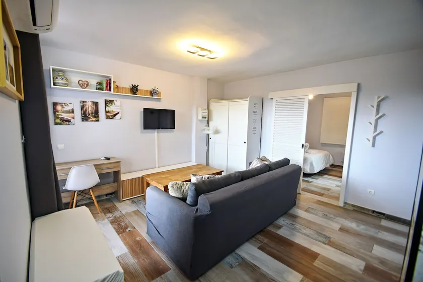 Serene Lakeview Retreat - Image 1