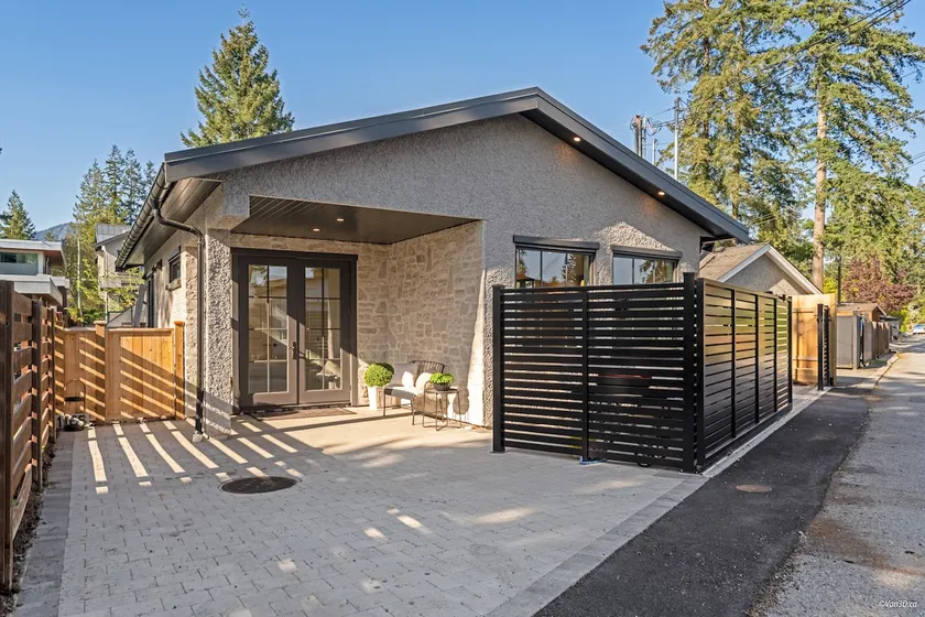 Lane house near Grouse Mountain - Image 1