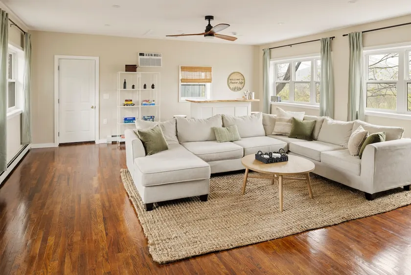 Pineview Lodge – Big Living Room + Built-in Bar - Image 1
