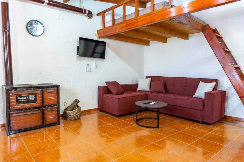 Charming Loft with Lovely Yard - Image 1
